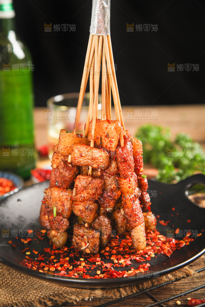 木底上放着一锅肉串