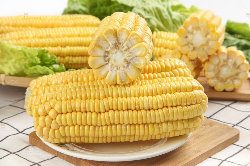 木板上的玉米棒