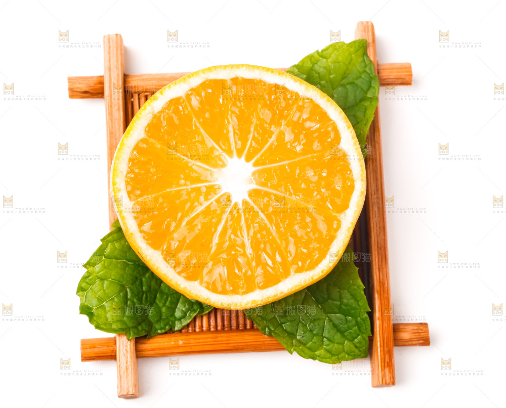 白底上放着一盘切开的青皮蜜橘