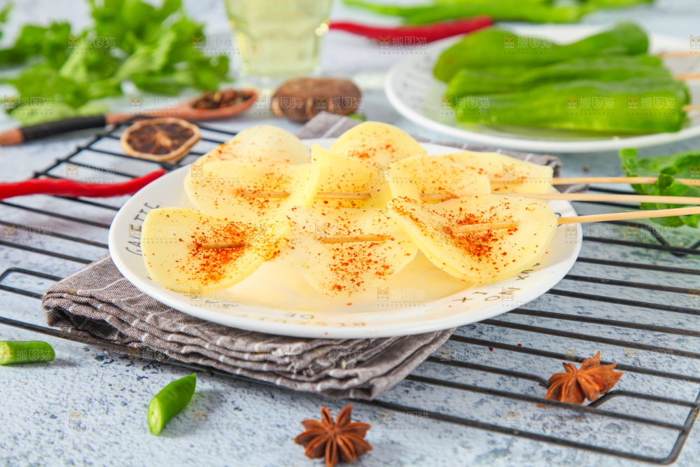 一盘土豆串放在浅底上