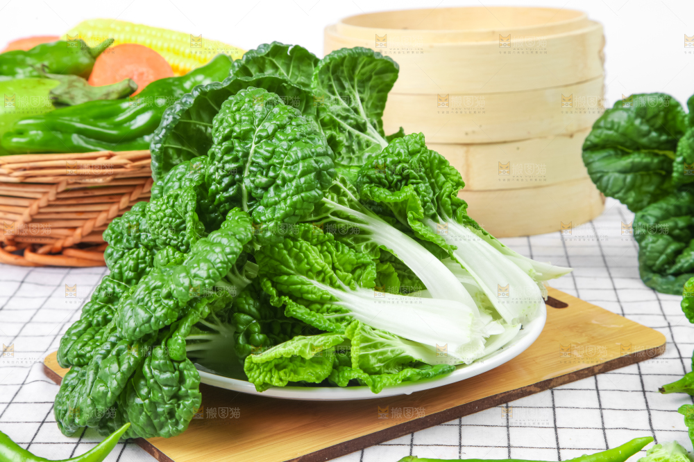 木板上的奶油白菜