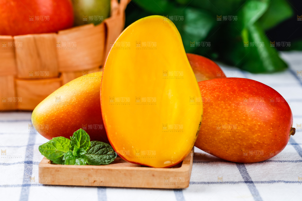 格子布上放着海南贵妃芒