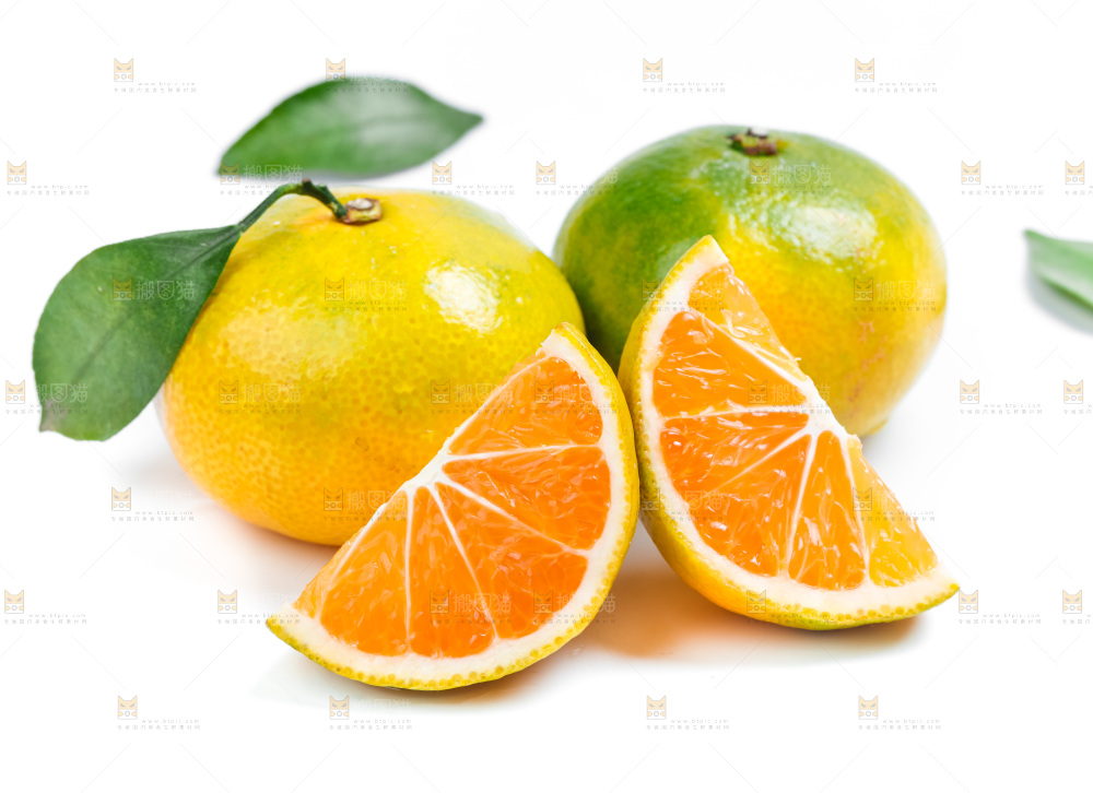 白底上放着切开的云南蜜桔