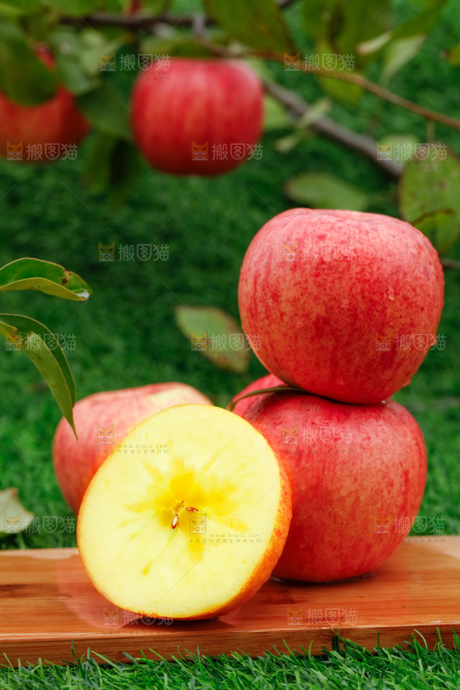 木板上的新疆糖心苹果