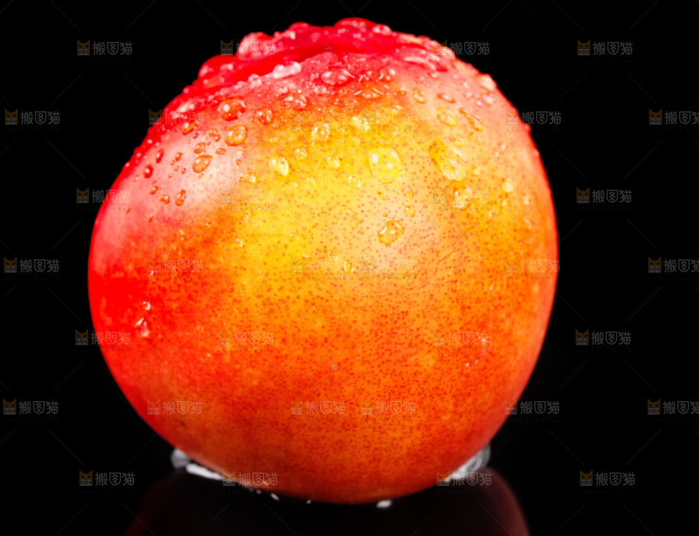 黑底上放着新鲜油桃