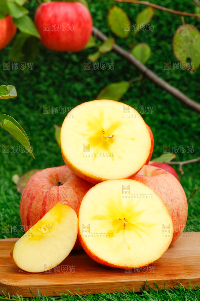 木板上的新疆糖心苹果
