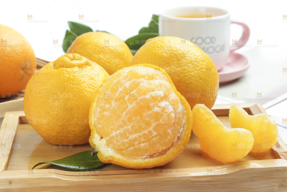 盘子里装着四川丑橘