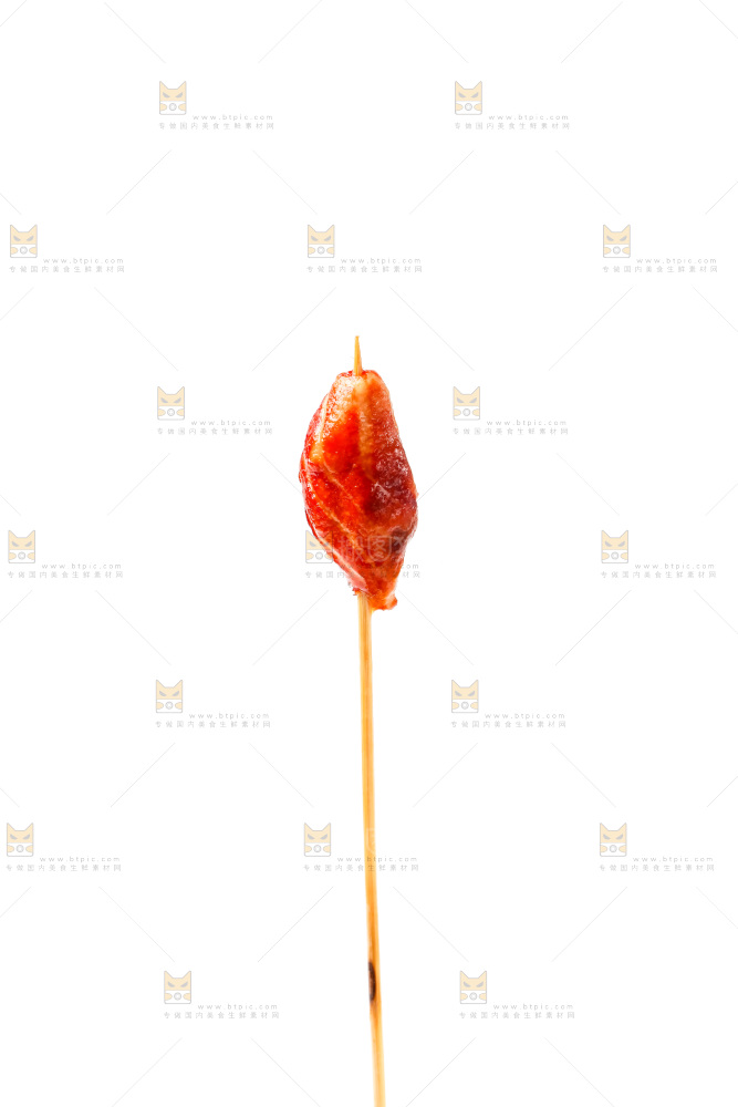 白底上的肉串