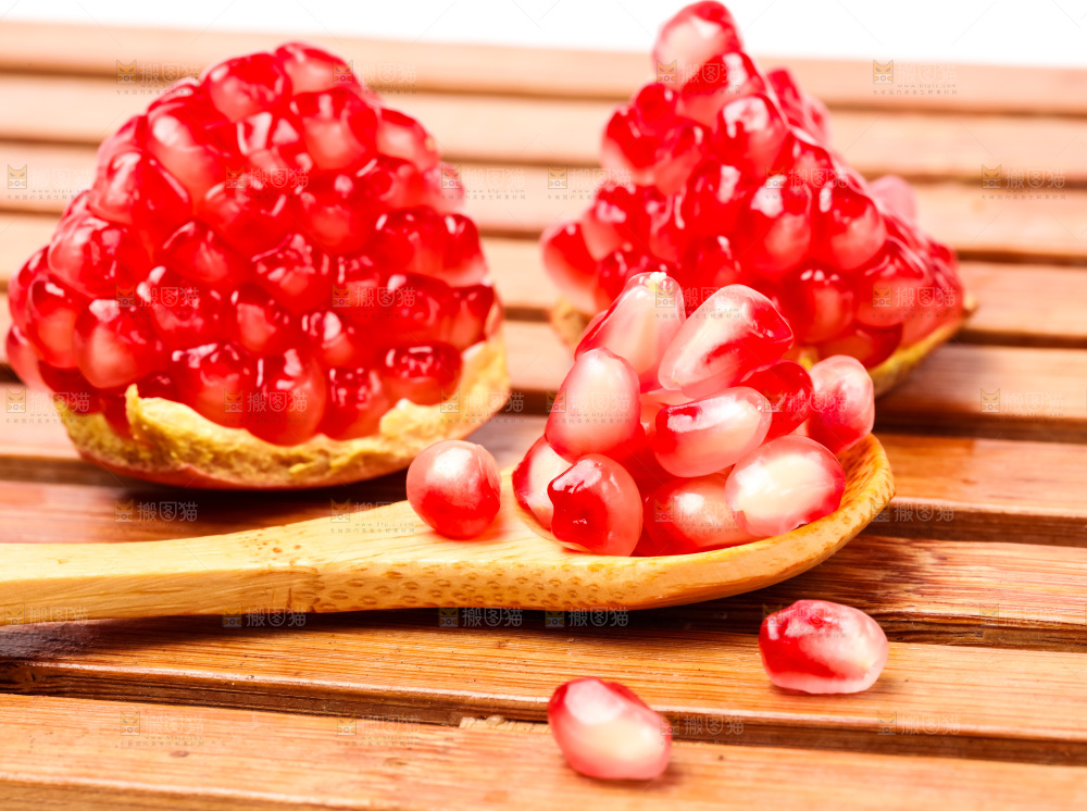 木板上放着软籽石榴