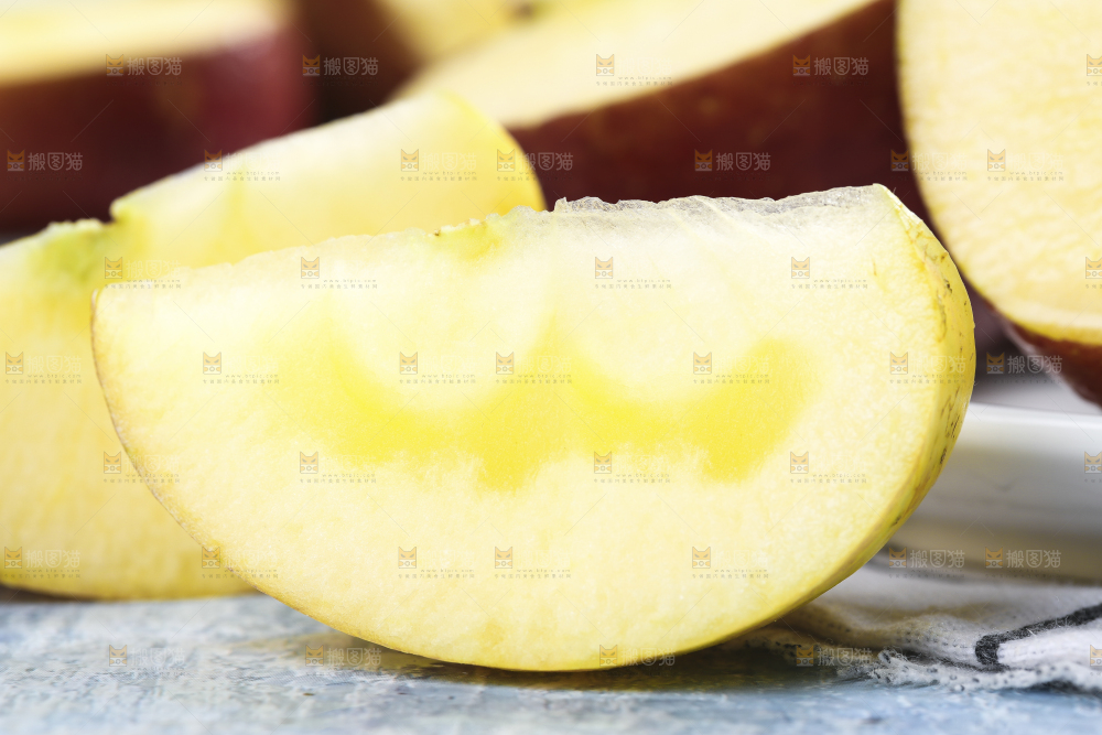 白格子上的冰糖心丑苹果