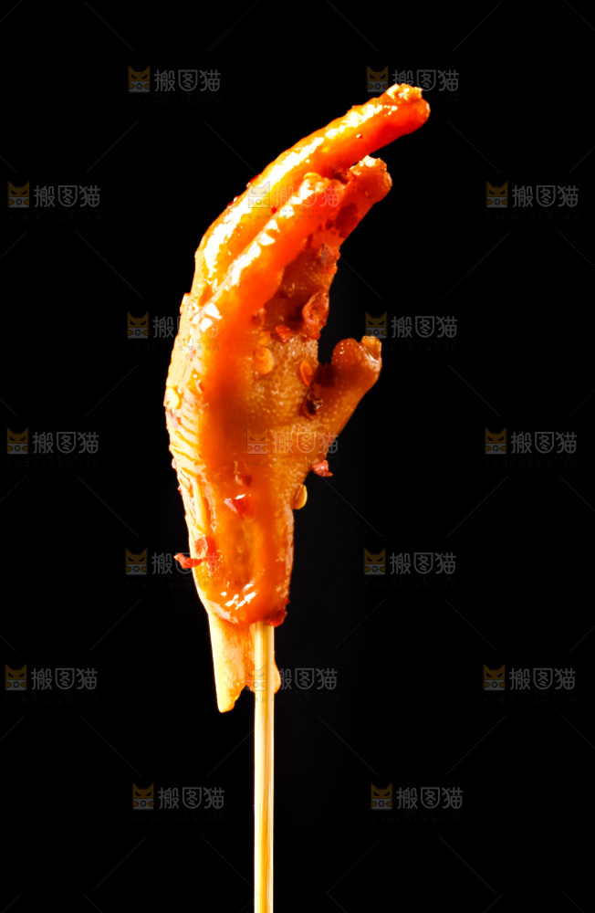 黑底上的鸡爪串