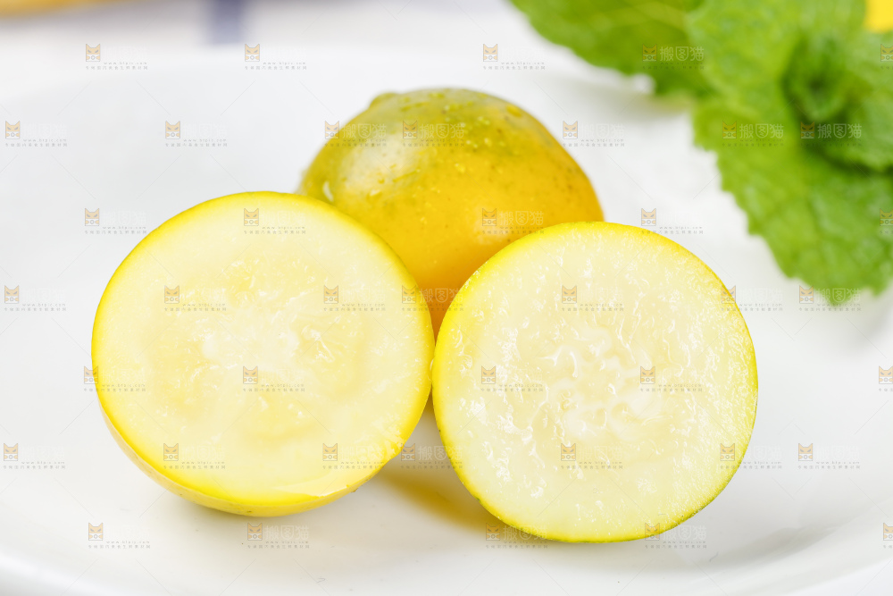 盘子里装着融安脆皮金桔