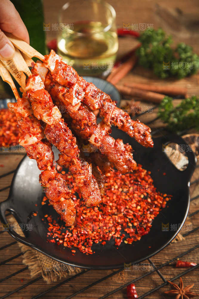 手拿一把肉串