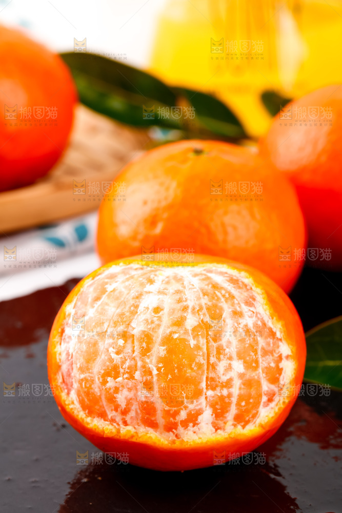 黑石板上的橘柑