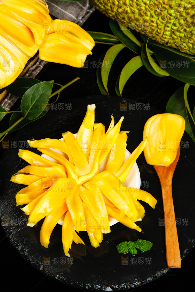 黑石板上放着泰国菠萝蜜