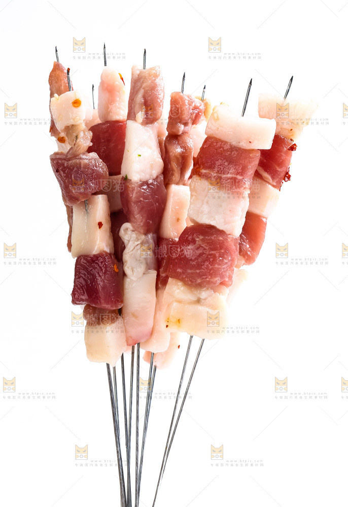 白底上的肉串