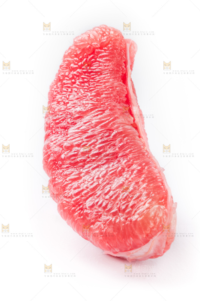 白底上放着红柚果肉