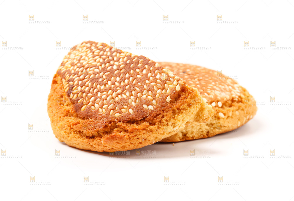 芝麻酥饼放在白底上
