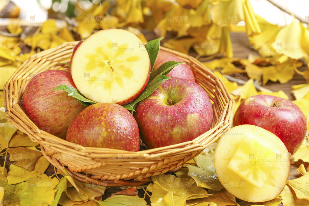篮子里放着糖心丑苹果