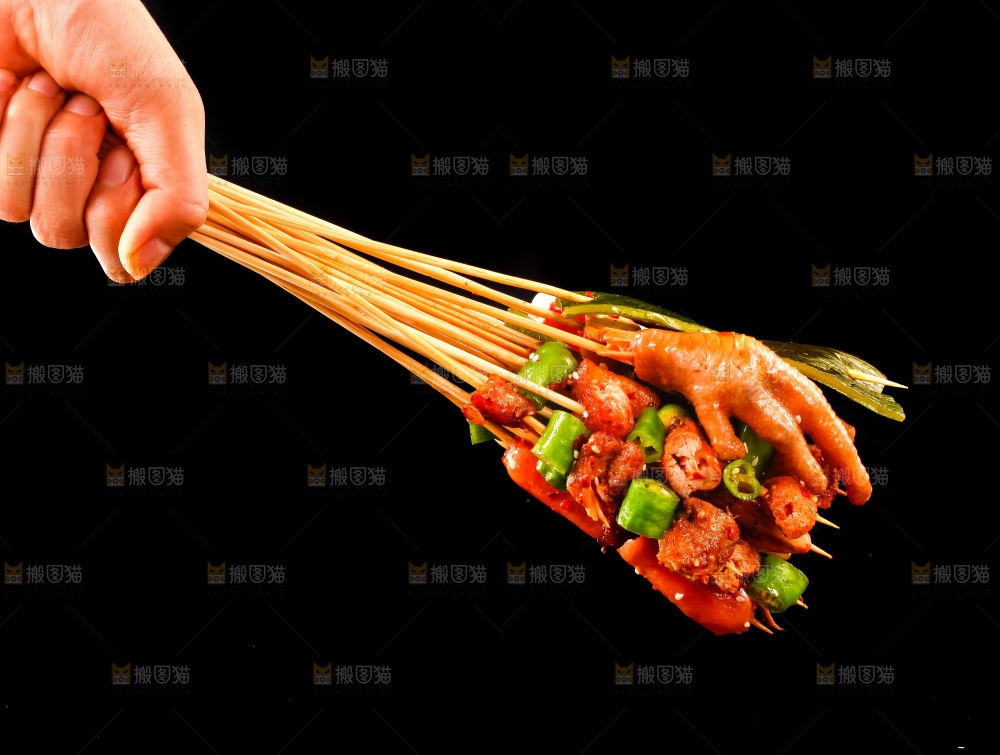 手拿钵钵鸡食材