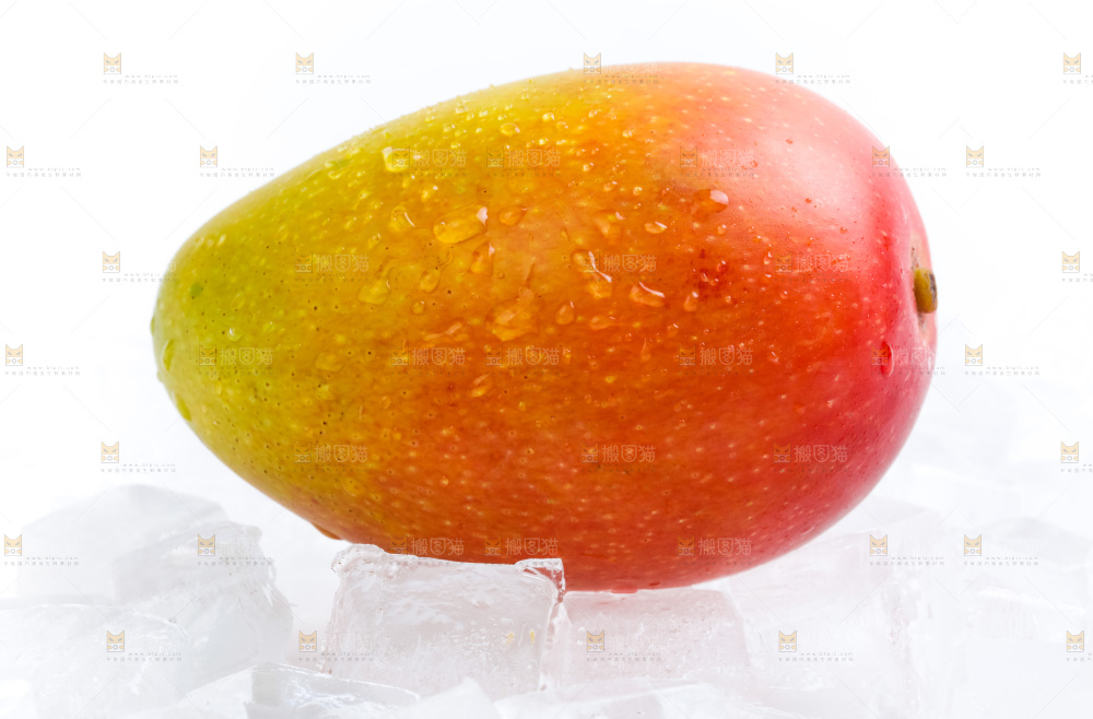 浅底上放着剥皮的贵妃芒