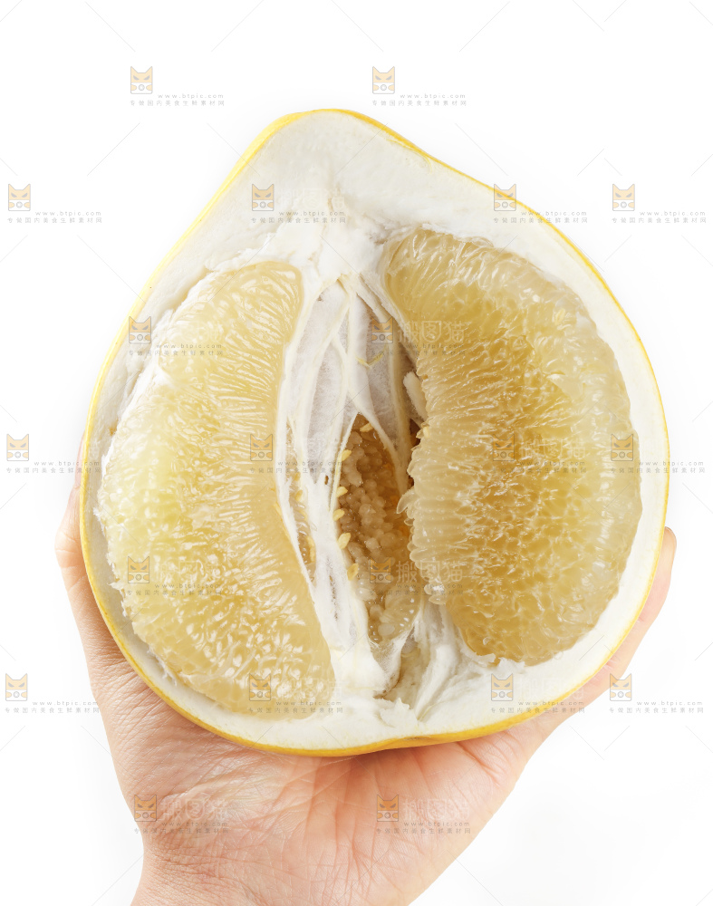 手里拿着新鲜柚子