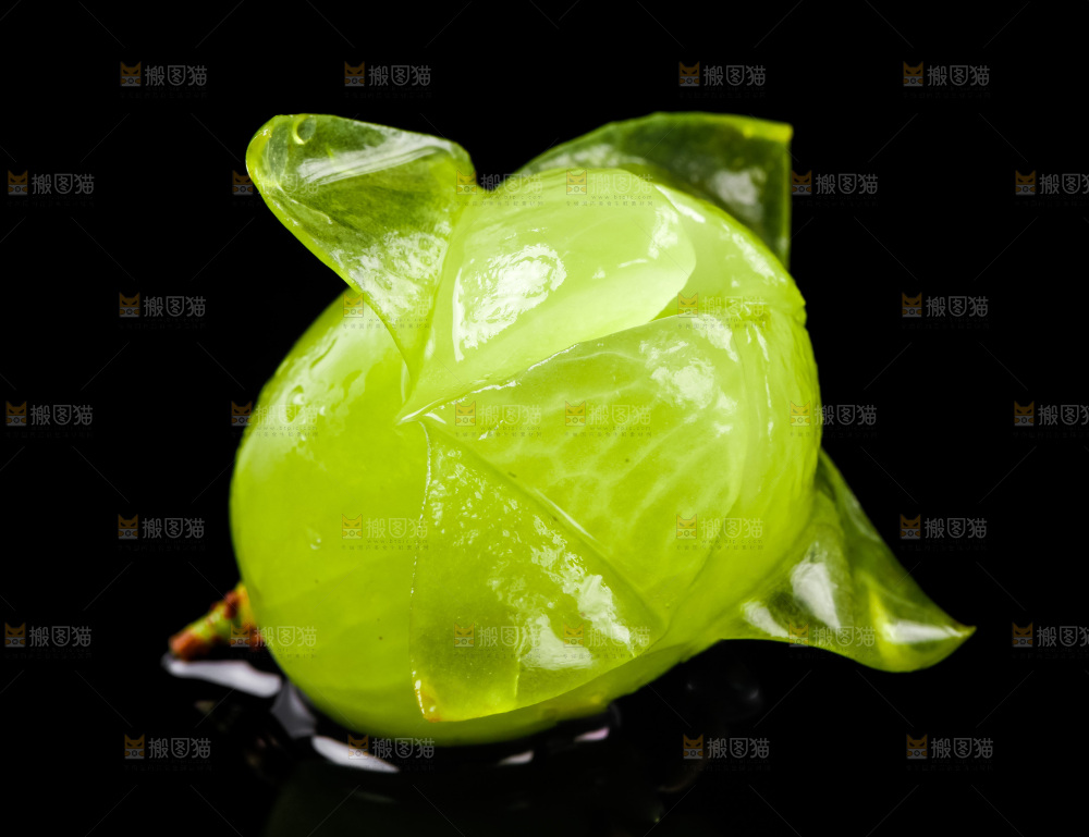 黑底上放着维多利亚青提
