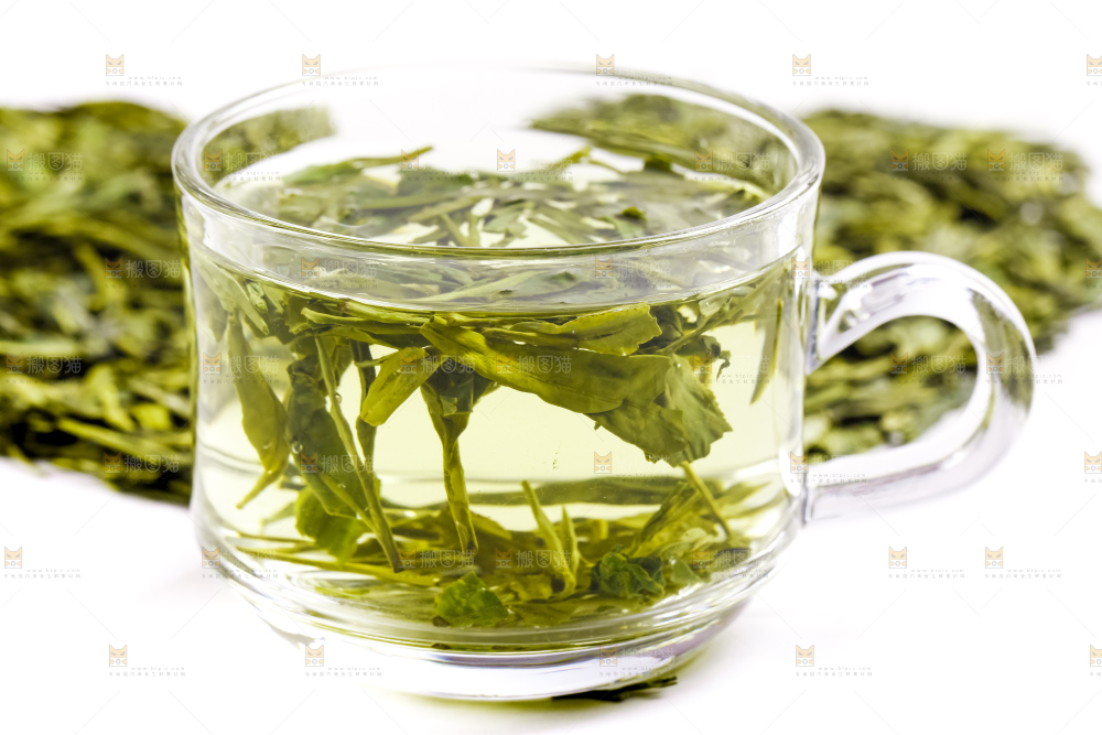杯子里泡着龙井茶