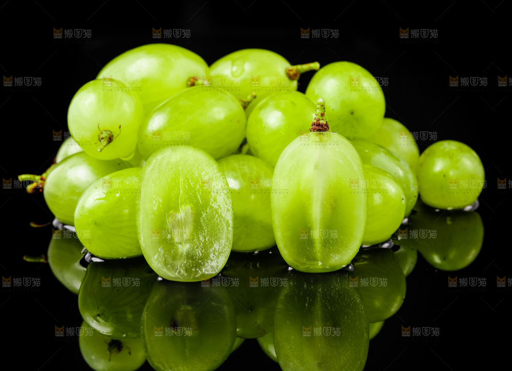 深底上放着切开的维多利亚青提