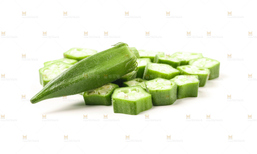 新鲜的羊角豆放在白底上