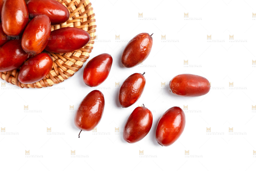 白底上放着新鲜红枣