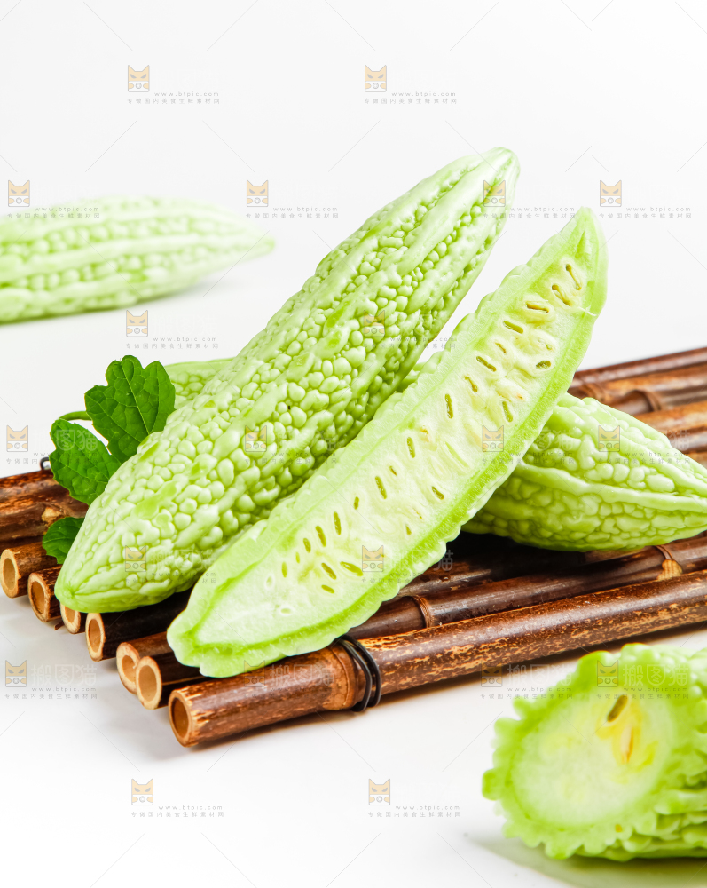 竹底上的长苦瓜