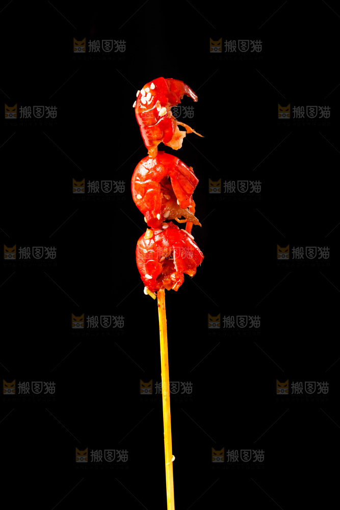 黑底上的虾球串