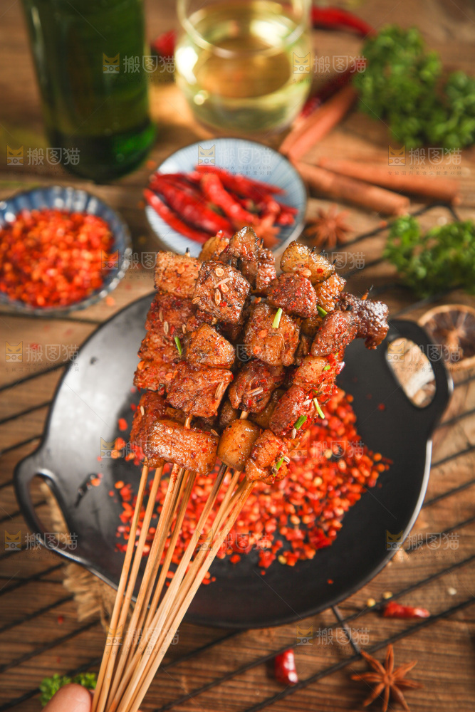手拿一把肉串