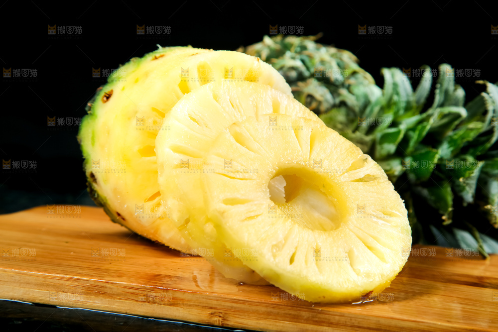 木底上的泰国小菠萝