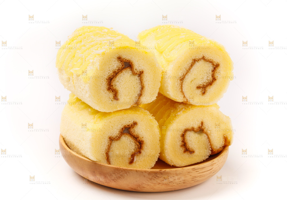 白底上放着一盘蛋糕卷