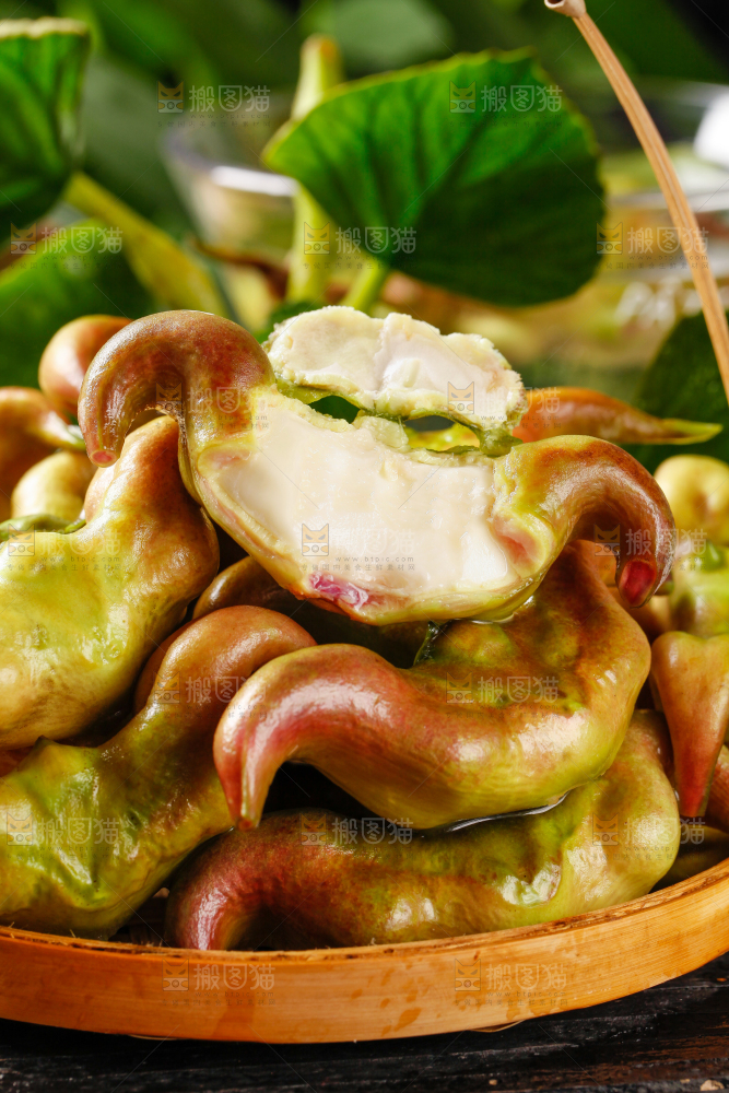 篮子里装着菱角