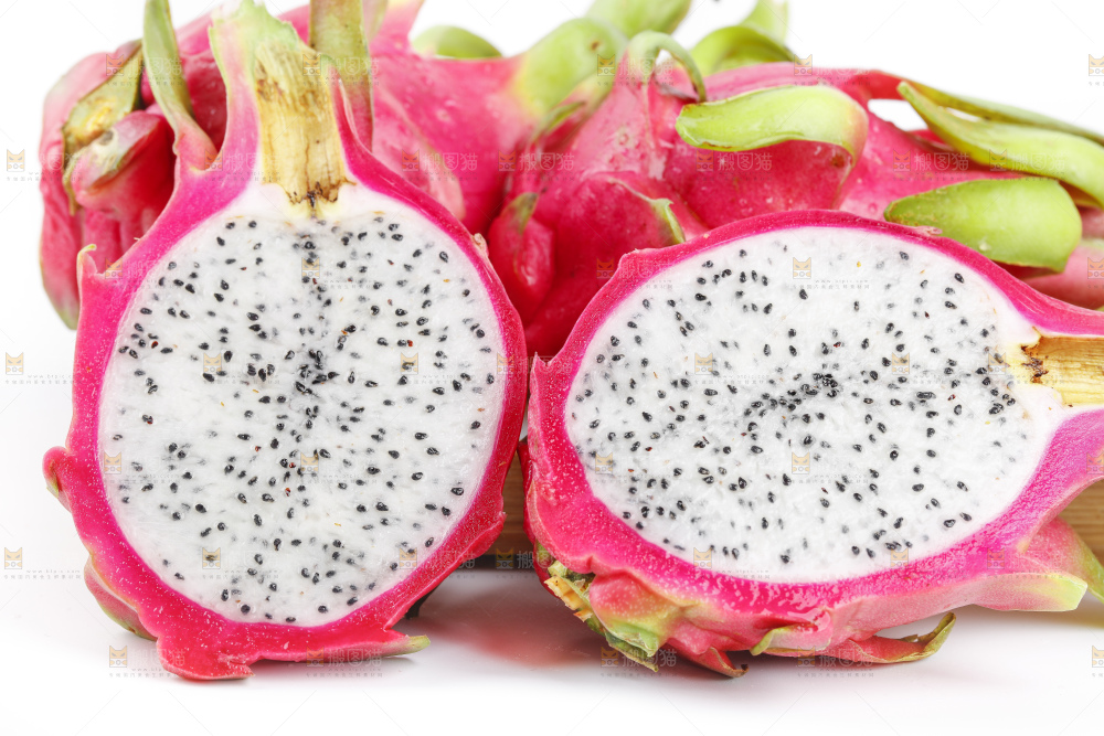 白底上的越南白心火龙果