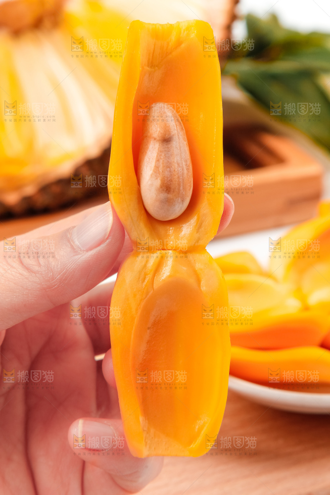 手里拿着新鲜菠萝蜜