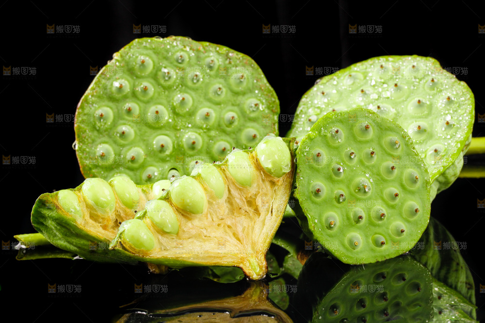 水果莲蓬放在黑底上