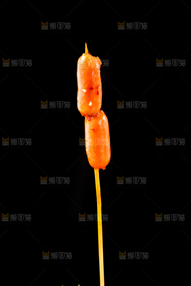 深底上的脆皮肠串