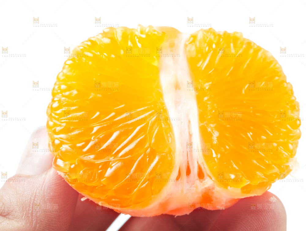 手拿剥皮的青皮蜜橘