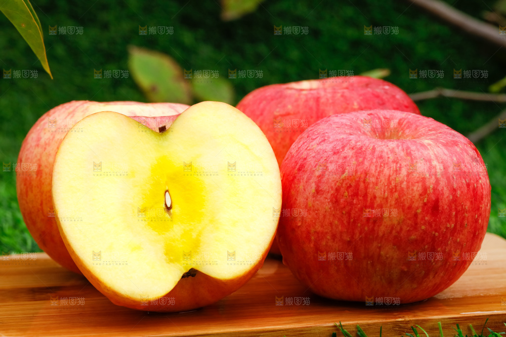 木板上的新疆糖心苹果