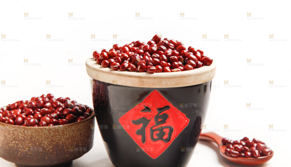 白底上放着红豆