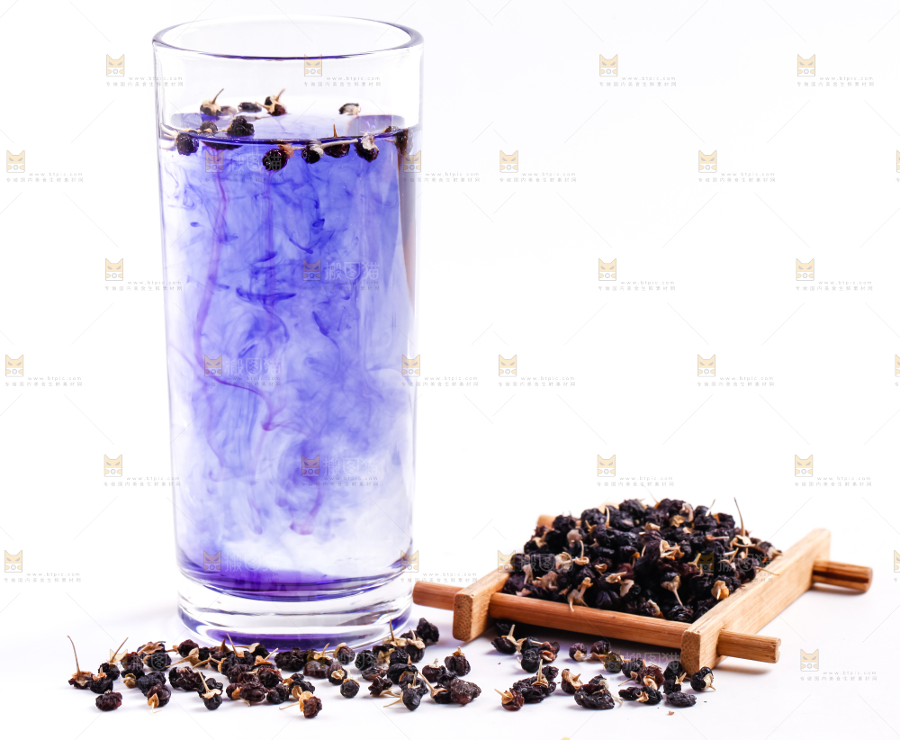 杯子里装着黑枸杞茶