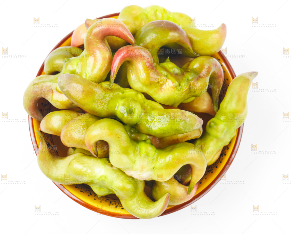 盘子里装着新鲜菱角