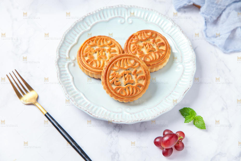 浅底上放着一盘五仁月饼