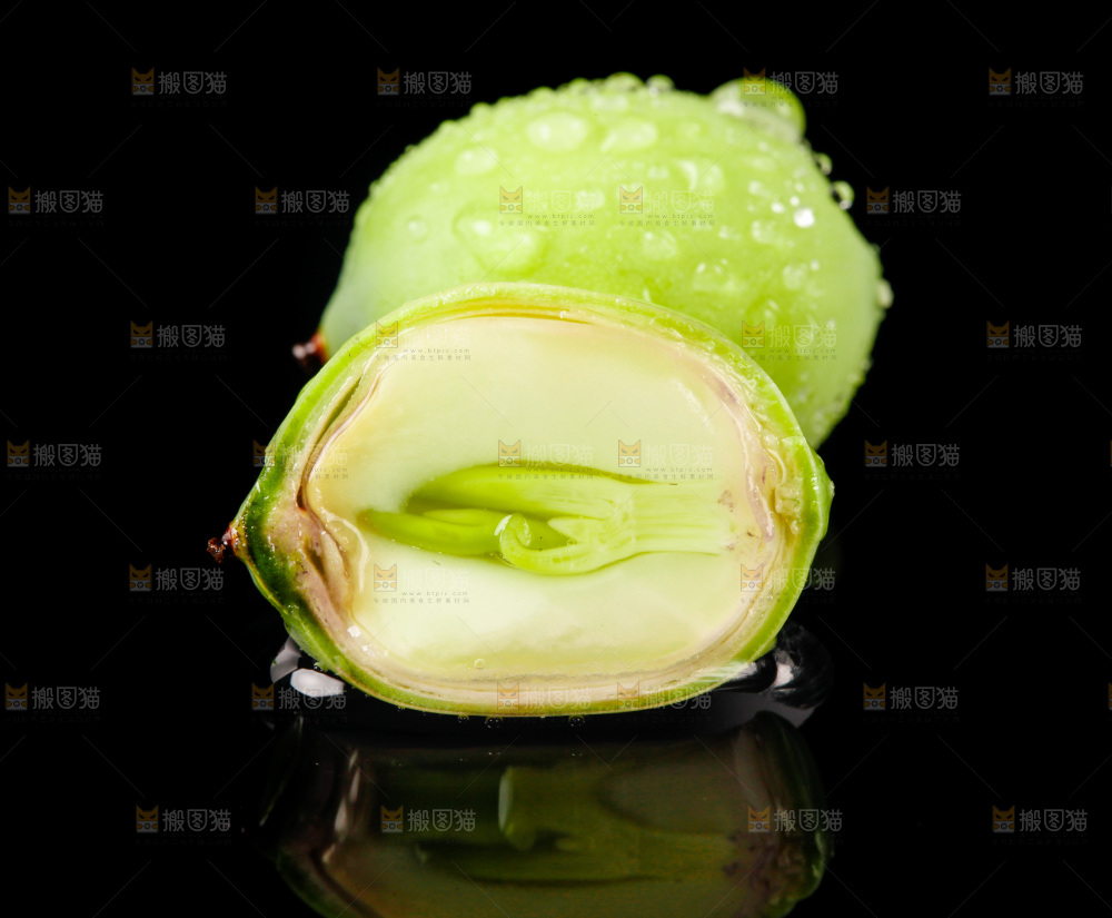 黑底上放着新鲜莲子