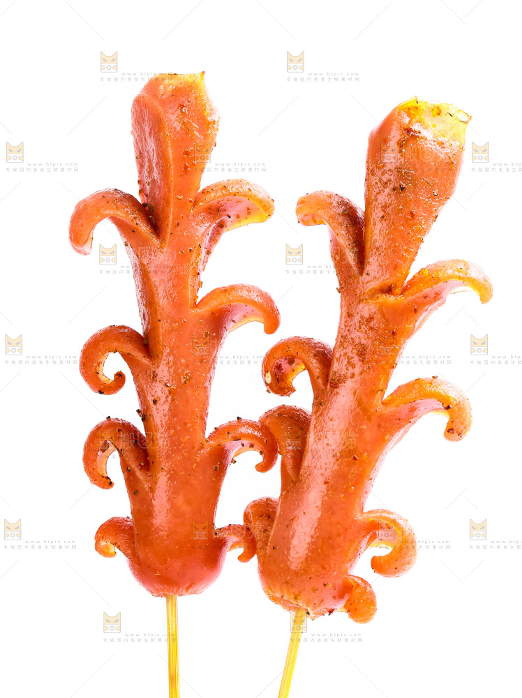 白底上放着火腿肠串