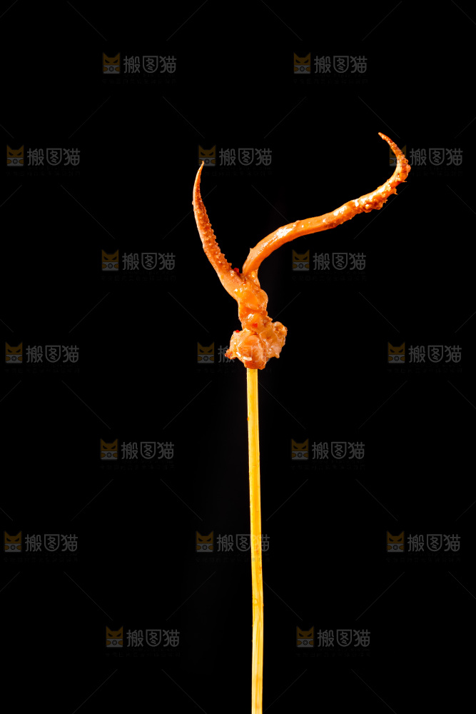 深底上的鱿鱼须串